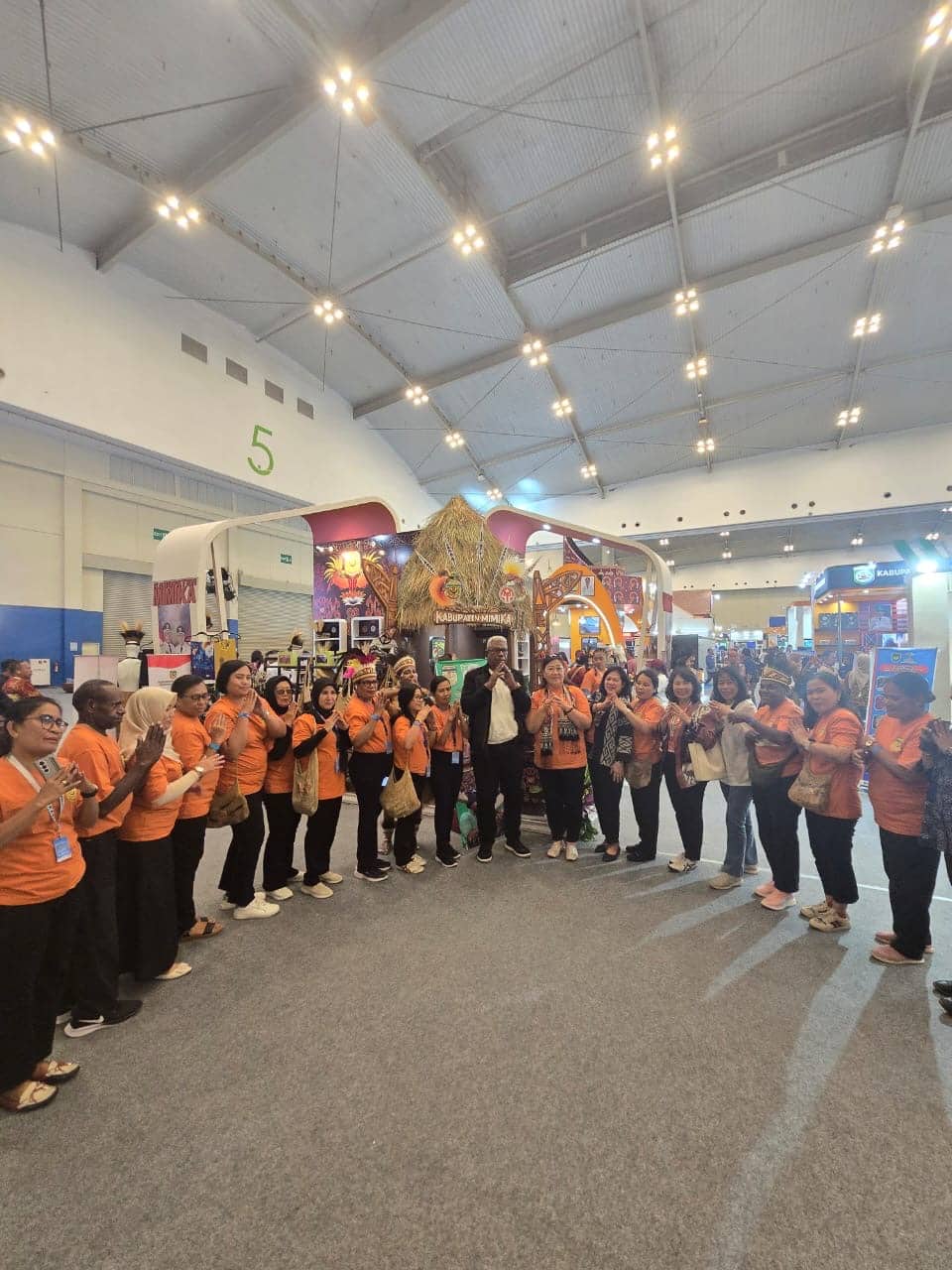 Ilustrasi berita Mimika: Tampil di APKASI Otonomi Expo 2025, Kepala Dinas Koperasi dan UMKM Mimika Apresiasi Tim yang Menampilkan Produk Khas Papua