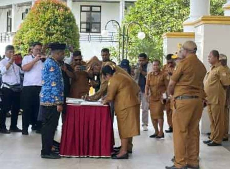 Ilustrasi berita Mimika: 278 PNS Mimika Ikuti Sumpah Janji Jabatan, Bupati Rettob Tegaskan Perbaikan Sistem Kepegawaian