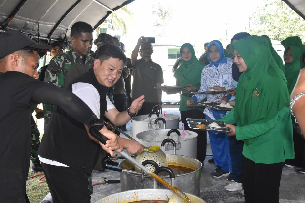 Ilustrasi berita Mimika: Youtuber Bobon Santoso Masak 800 Porsi Opor Ayam Bersama TNI di Timika