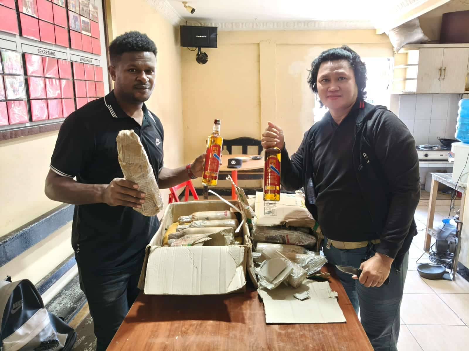Ilustrasi berita JAYAPURA: Polsek KPL Jayapura Amankan Puluhan Botol Miras Ilegal di Kapal Perintis KM Cantika Lestari-88