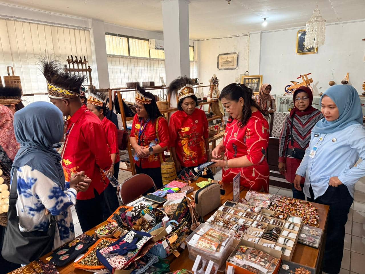 Ilustrasi berita Mimika: Dekranasda Mimika Optimalkan Kunjungan ke Jogyakarta, Ciptakan Inspirasi Karya Seni Lewat Belajar Membatik