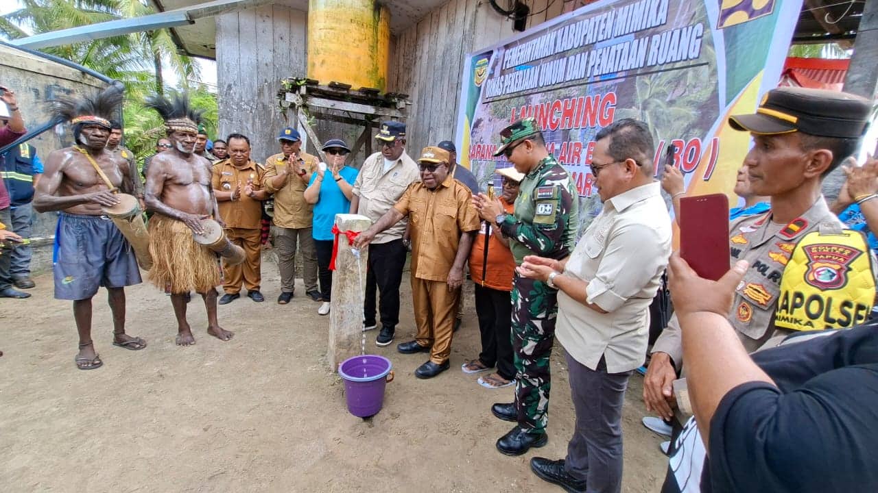 Ilustrasi berita Mimika: Bupati dan Wabup Mimika Resmikan Penggunaan Air Bersih di Amar, PUPR Laporkan 213 Sambungan Rumah Terpasang