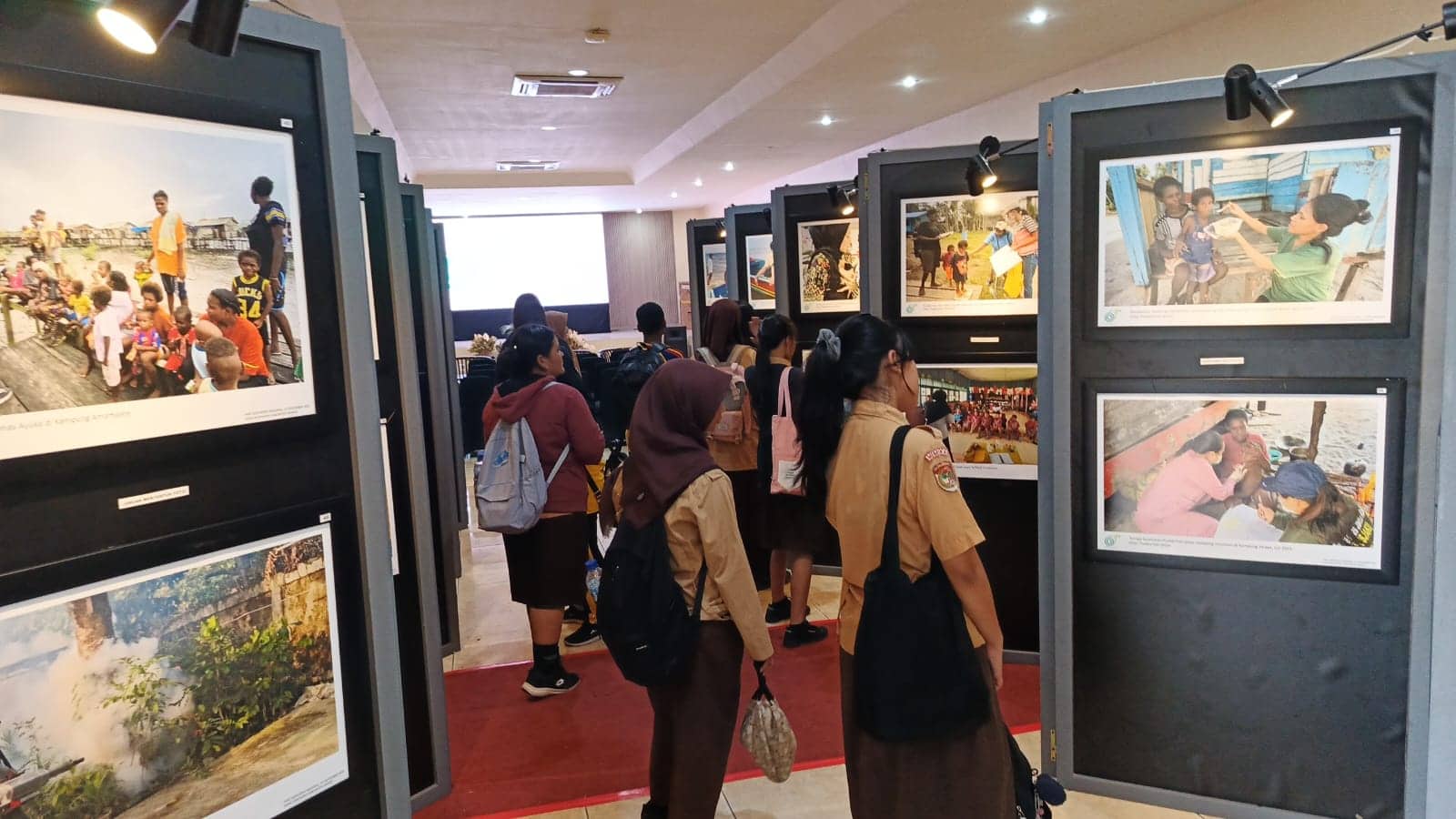 Ilustrasi berita Mimika: Tampilkan Potret Perjuangan Tenaga Kesehatan, Pameran Foto HKN 2025 Dinkes Mimika Dipadati Pengunjung
