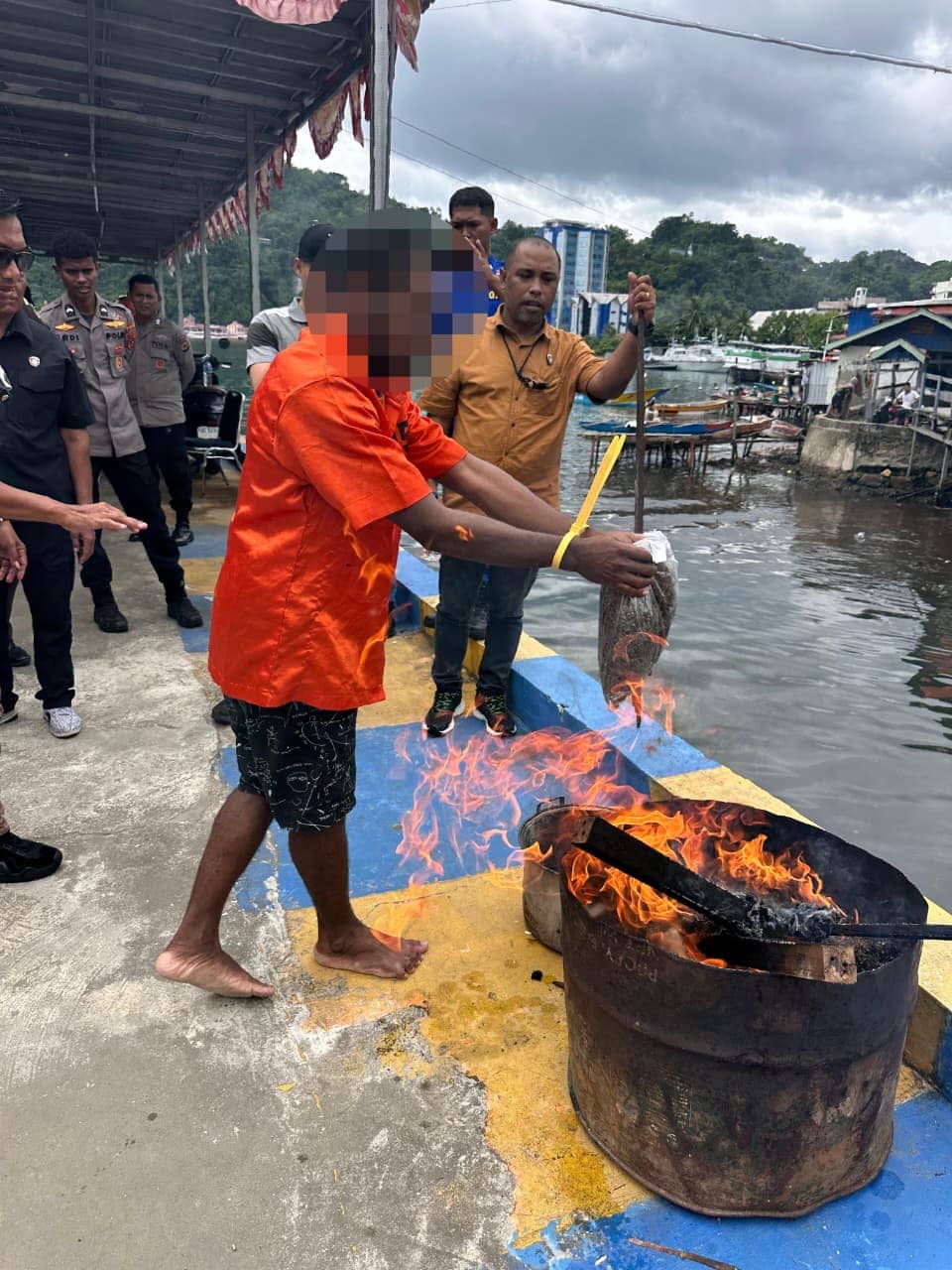 Ilustrasi berita BERITA UTAMA: Ditpolairud Polda Papua Musnahkan 14,7 Kg Ganja Milik Enam Tersangka