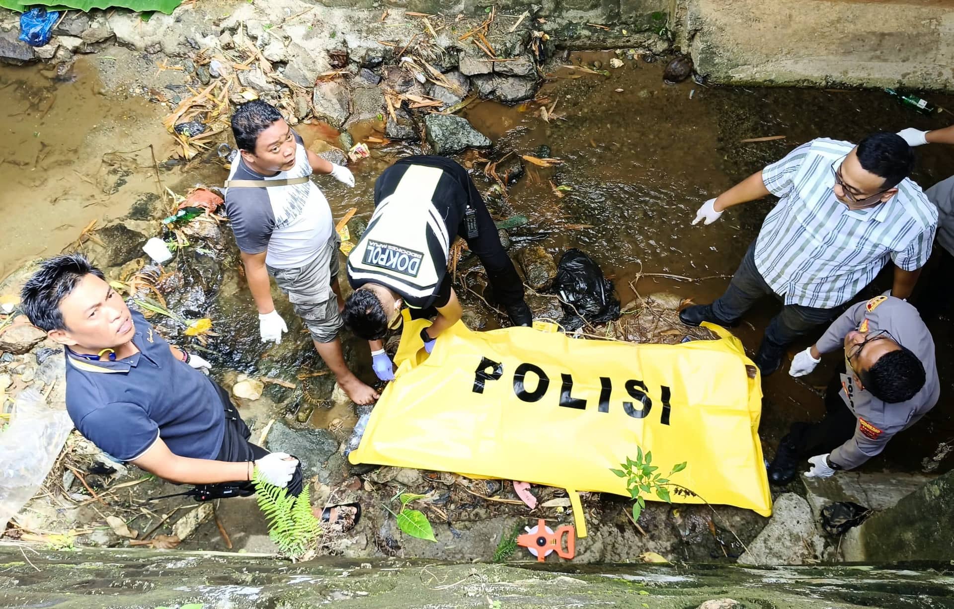 Ilustrasi berita BERITA UTAMA: Mahasiswa Ditemukan Tewas di Kali Buper, Pelaku Diciduk di Bandara Sentani Saat Hendak Kabur ke Timika