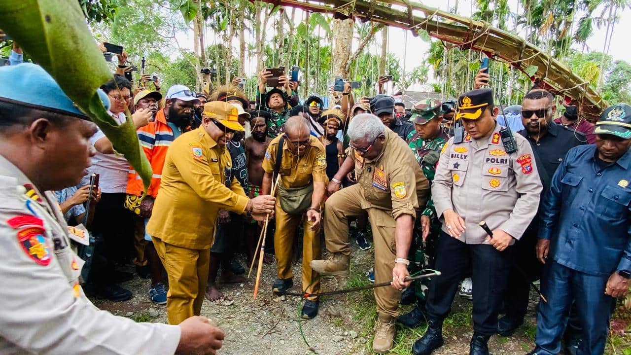 Ilustrasi berita Mimika: Patah Panah Menandai Berakhirnya Konflik Kwamki Narama, Bupati Mimika : Tidak Ada Lagi Perang