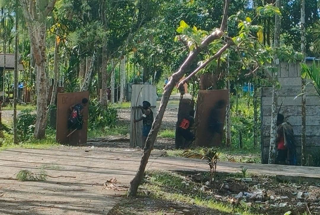 Ilustrasi berita Mimika: Tidak Juga Berdamai, Hari Pertama Tahun Baru 2026, Dua Kelompok Warga Distrik Kwamki Narama Saling Serang