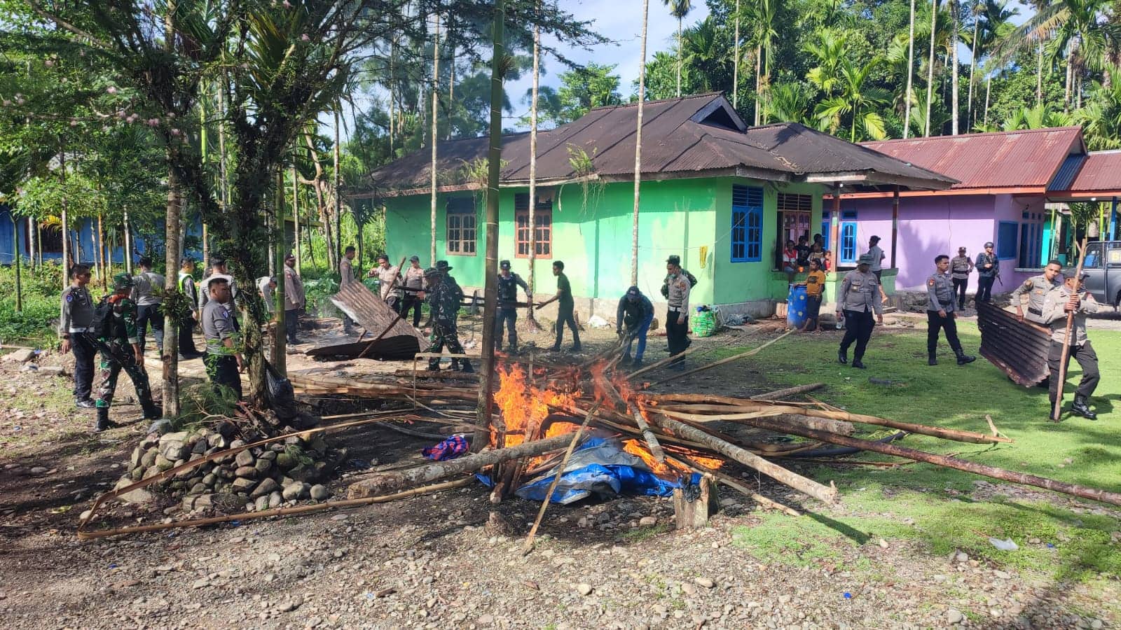 Ilustrasi berita Mimika: Personel Gabungan TNI-Polri Kembali Bongkar Tenda Perang Kwamki Narama, Kapolres: Proses Hukum Provokator!