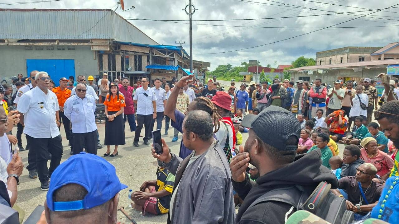 Ilustrasi berita Mimika: Ditemui Bupati dan Wakil Bupati, Warga SP 5 Buka Palang Jalan, Minta Irigasi Segera Dibongkar dan Normalisasi Sungai
