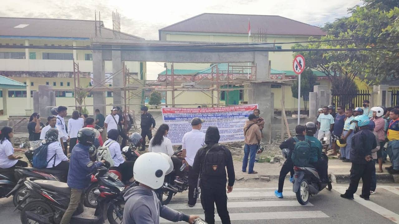 Ilustrasi berita Mimika: Masalah Tanah SMAN 1 dan 7 Mimika Belum Tuntas, Pintu Kelas Ditutup Papan Cor, Orang Tua Siswa Kesal