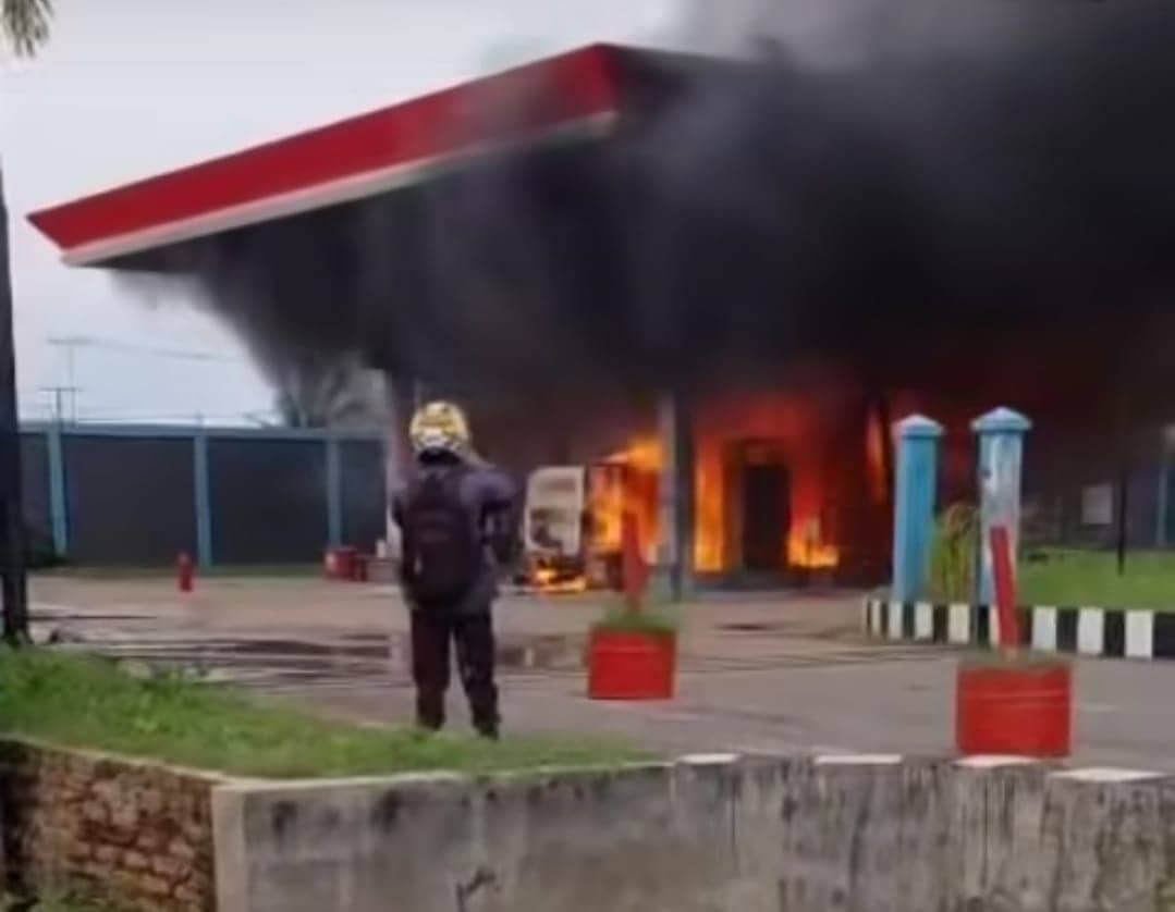 Ilustrasi berita Papua: Breaking News:SPBU Jalan Nowari Merauke Terbakar, Sejumlah Kendaraan Ikut Dilalap Si Jago Merah