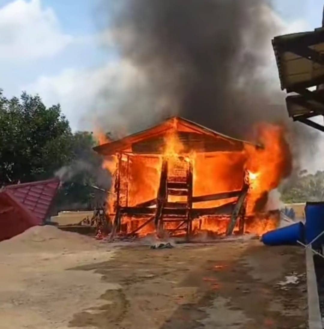 Ilustrasi berita Papua: Rumah Terduga Pelaku Penikaman di Depan Gereja Katolik Paroki Santo Bernardus Aimas Dibakar
