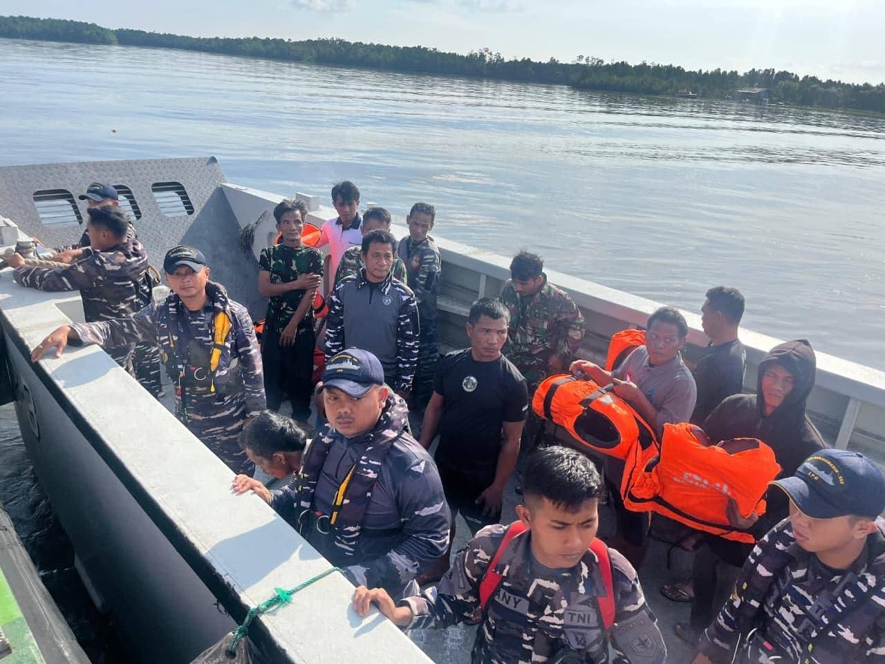 Ilustrasi berita Mimika: Aksi Heroik KRI Banjarmasin Terobos Cuaca Buruk Demi Selamatkan 12 ABK KM Putra Kuantan yang Tenggelam di Perairan Mimika