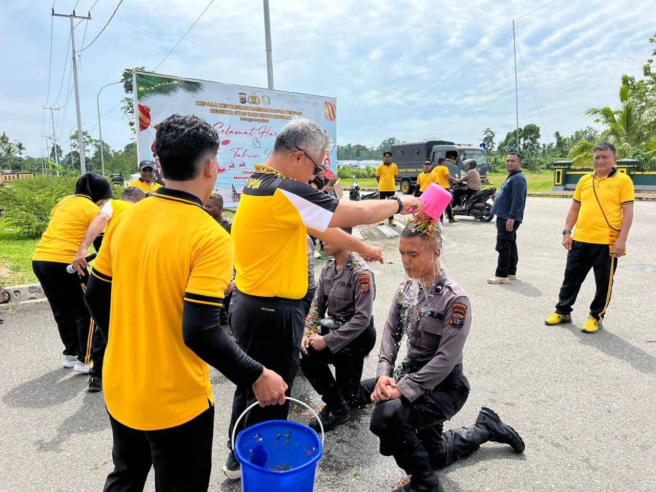Ilustrasi berita Mimika: Disiram Air, Polres Mimika Terima Lima Bintara Remaja Baru Angkatan 53