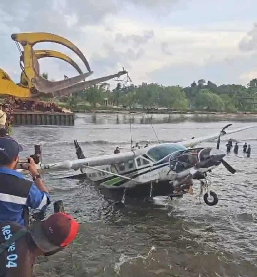 Ilustrasi berita Papua: Badan Pesawat Smart Air yang Jatuh di Pantai Karadiri Nabire Berhasil Dievakuasi