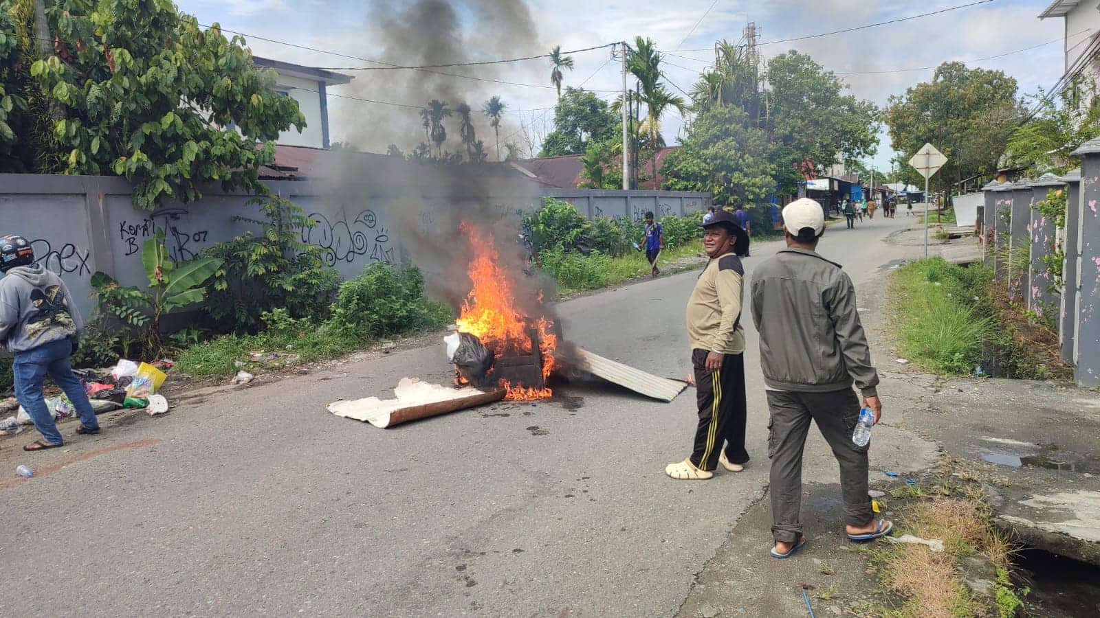 Ilustrasi berita Mimika: Pemalangan di Ahmad Yani Timika Melebar ke Jalan Ki Hajar Dewantara, Berhasil Dibubarkan Polisi