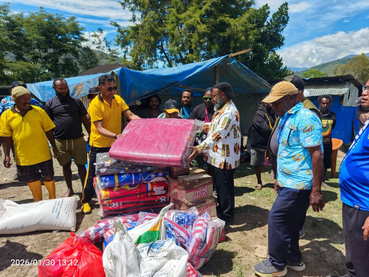 Ilustrasi berita Papua: Pemda Tolikara Serahkan Bantuan Sembako, Polres Kawal Penyaluran untuk Pengungsi Kebakaran Giling Batu–Kogome