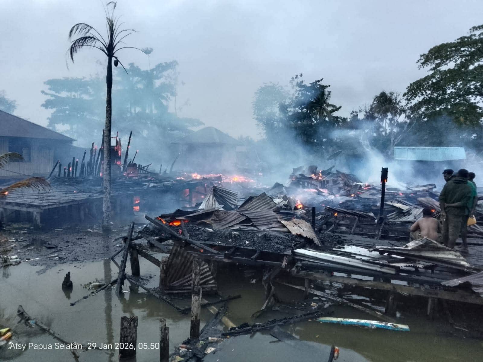 Ilustrasi berita Papua: Kebakaran Hebat Hanguskan Mess Bank Papua dan Kantor UPTD Pendidikan di Distrik Atsj