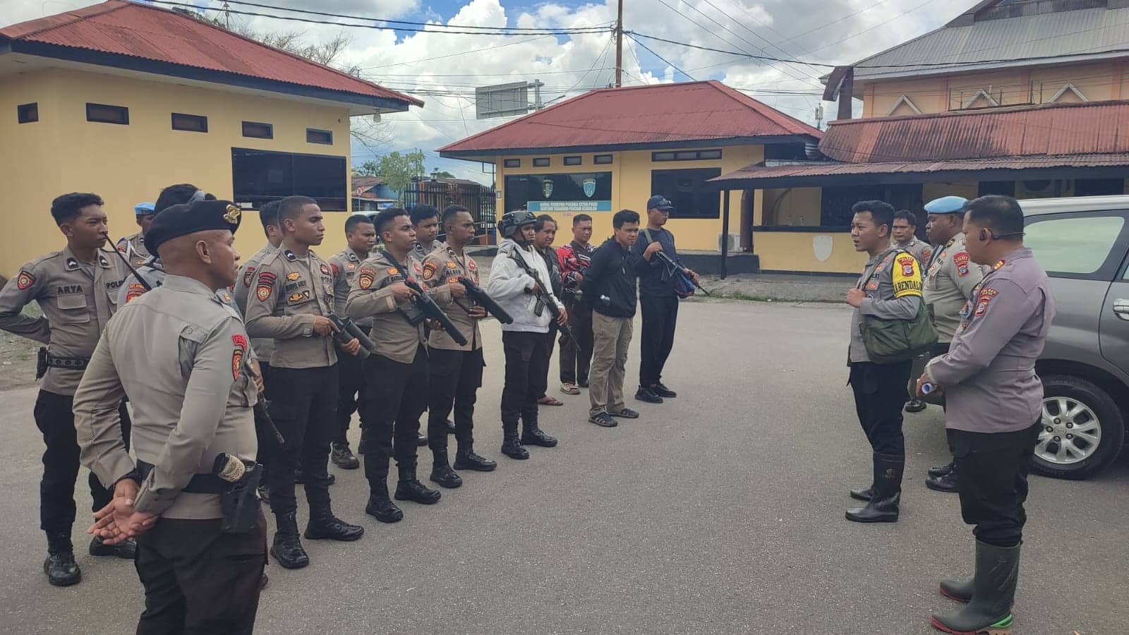 Ilustrasi berita Mimika: 30 Personil Polres Mimika dan Brimob Diberangkatkan ke Kapiraya