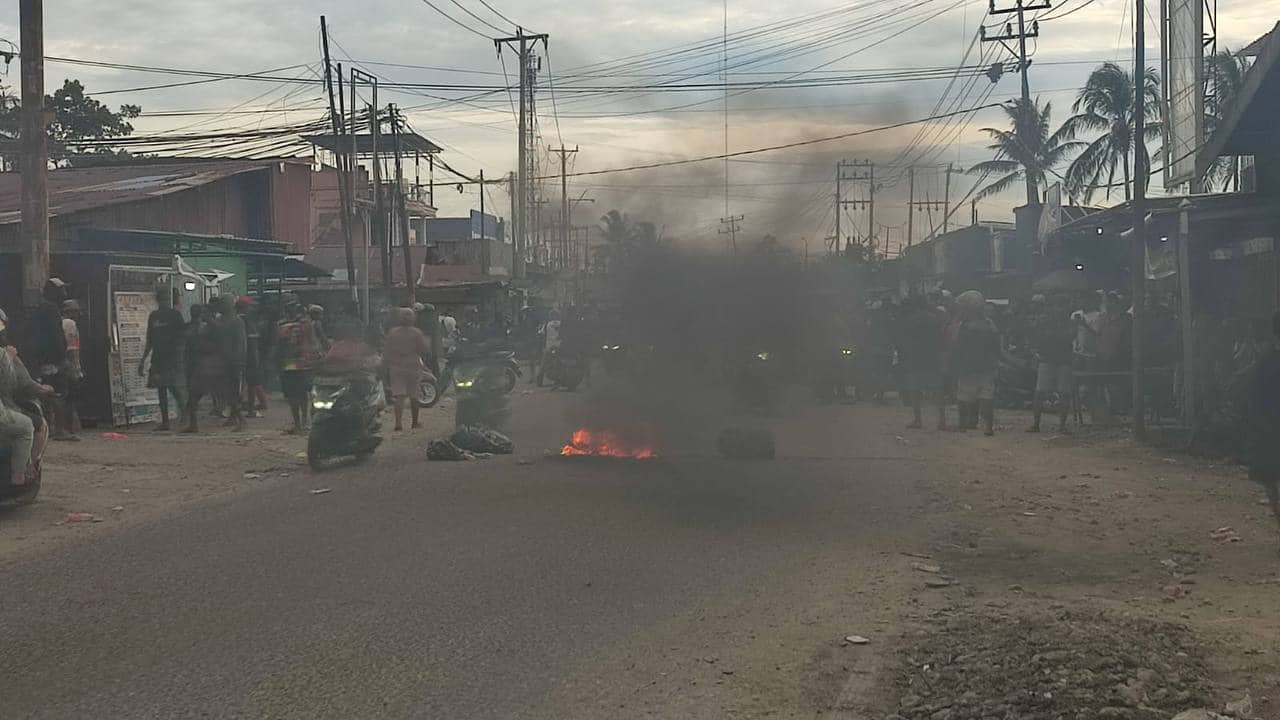 Ilustrasi berita Mimika: Dipicu Toko Emas Tutup, Pendulang Palang Jalan Ahmad Yani Perempatan Gorong-gorong Timika