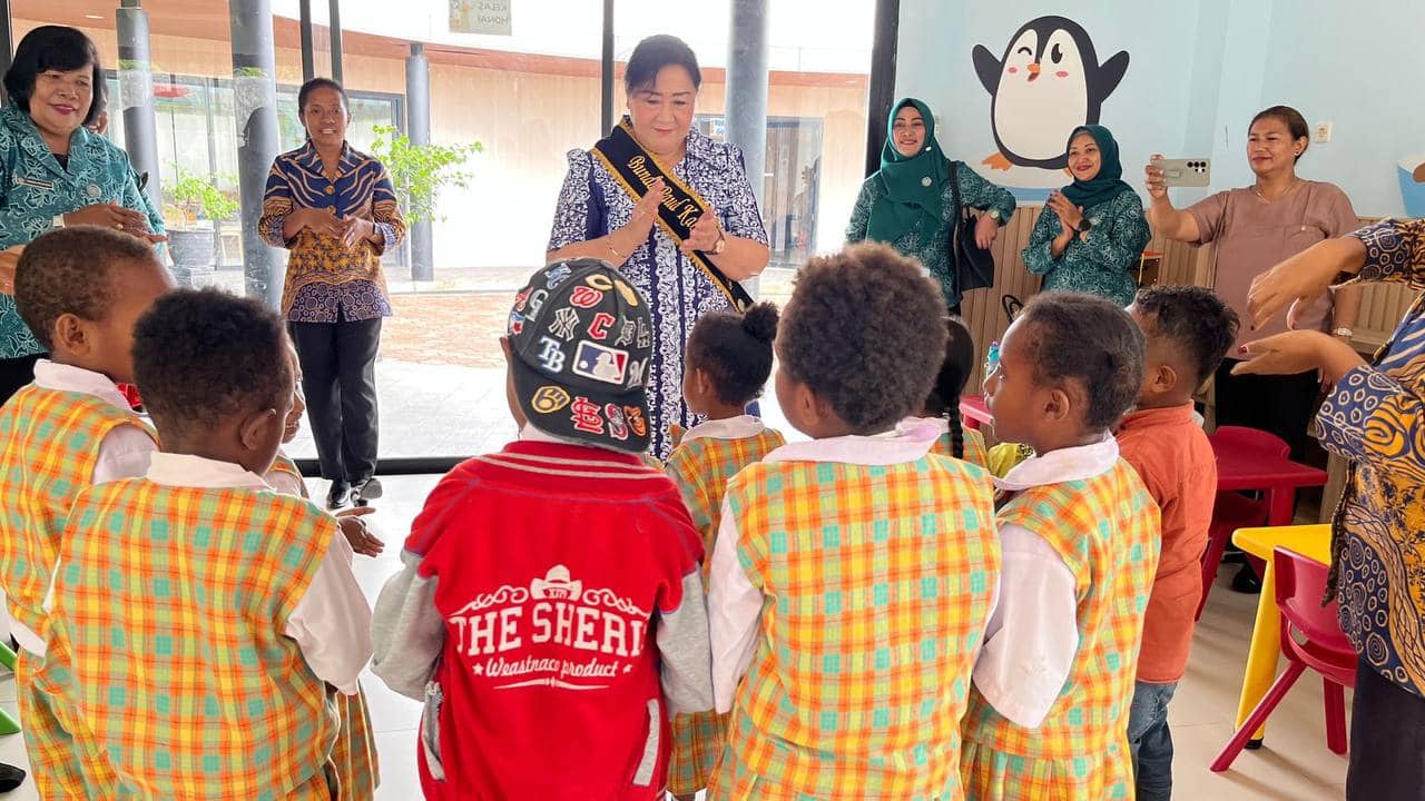 Ilustrasi berita Mimika: Ketua TP-PKK Mimika Kunjungi PAUD Amoro dan Perjuangkan Murid Siap Masuk SD