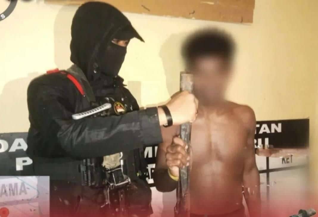 Ilustrasi berita Mimika: Patroli Samapta Polres Mimika Amankan Pelaku Pemalangan Bersenjata Tajam di Depan Cafe Rich