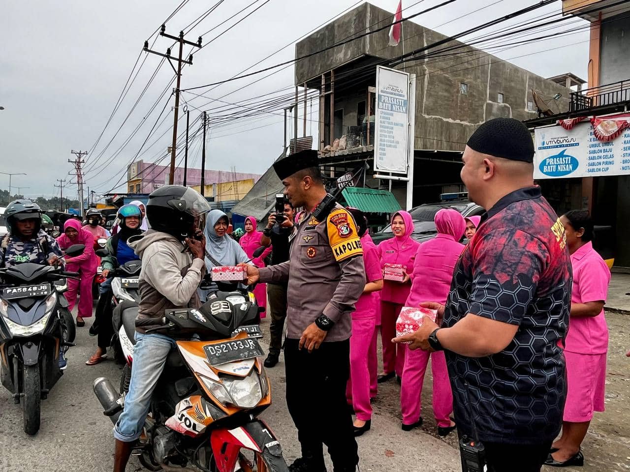 Ilustrasi berita Opini: Polres Jayapura dan Bhayangkari Bagikan 200 Paket Takjil Gratis kepada Pengendara di Sentani