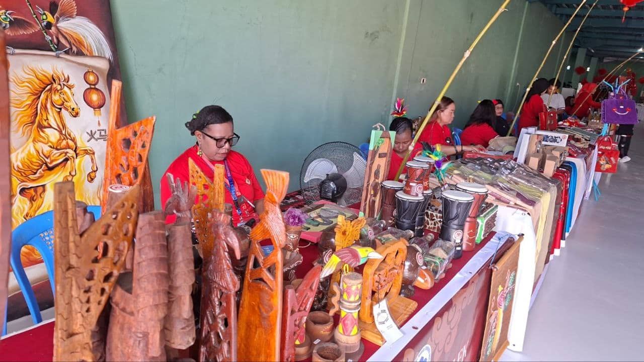 Ilustrasi berita Mimika: 38 UMKM Meriahkan Festival Pasar Imlek, Dekranasda Mimika Fokus Promosi Kerajinan Lokal