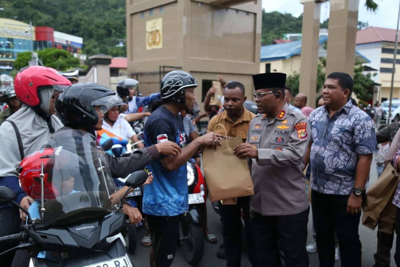 Ilustrasi berita Opini: Tebar Berkah Ramadhan, Kapolda Papua dan Dir Reskrimum Bagikan Takjil kepada Warga Jayapura