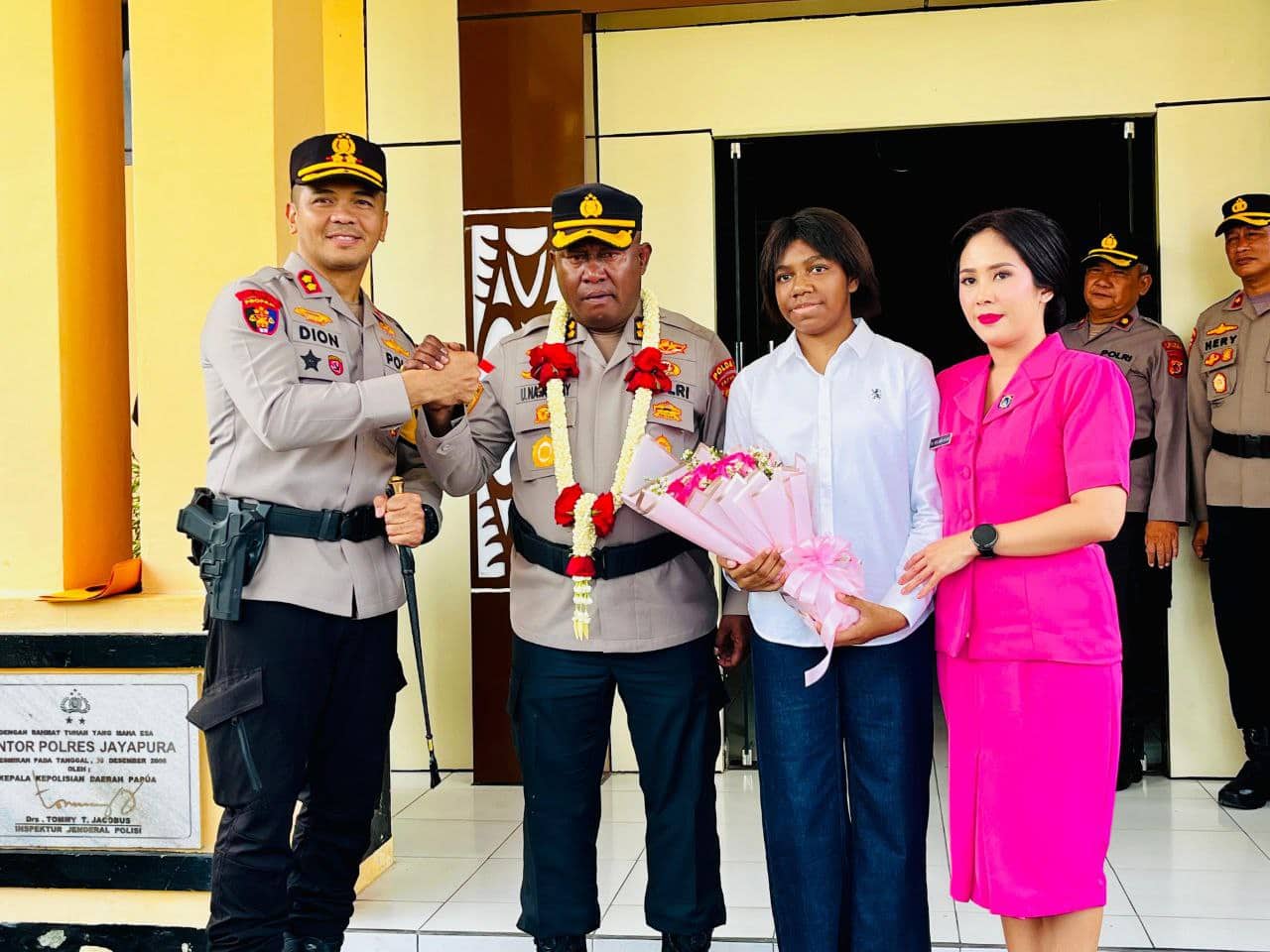 Ilustrasi berita BERITA UTAMA: Disambut Tradisi Pedang Pora, AKBP Dionisius Helan Resmi Jabat Kapolres Jayapura