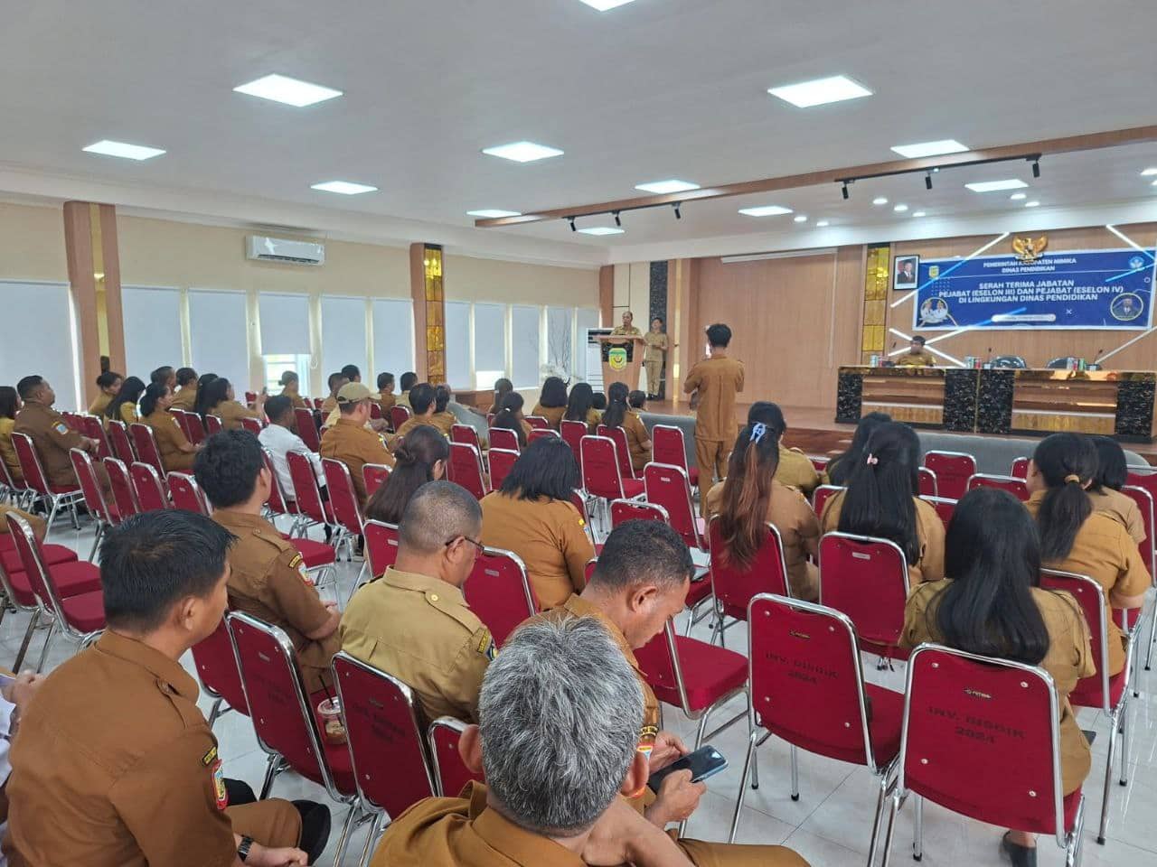Ilustrasi berita Mimika: Rezim Lama Berganti, Kadis Pendidikan Mimika yang Baru Ajak Bangun Suasana Kerja yang Harmonis dan Kekeluargaan
