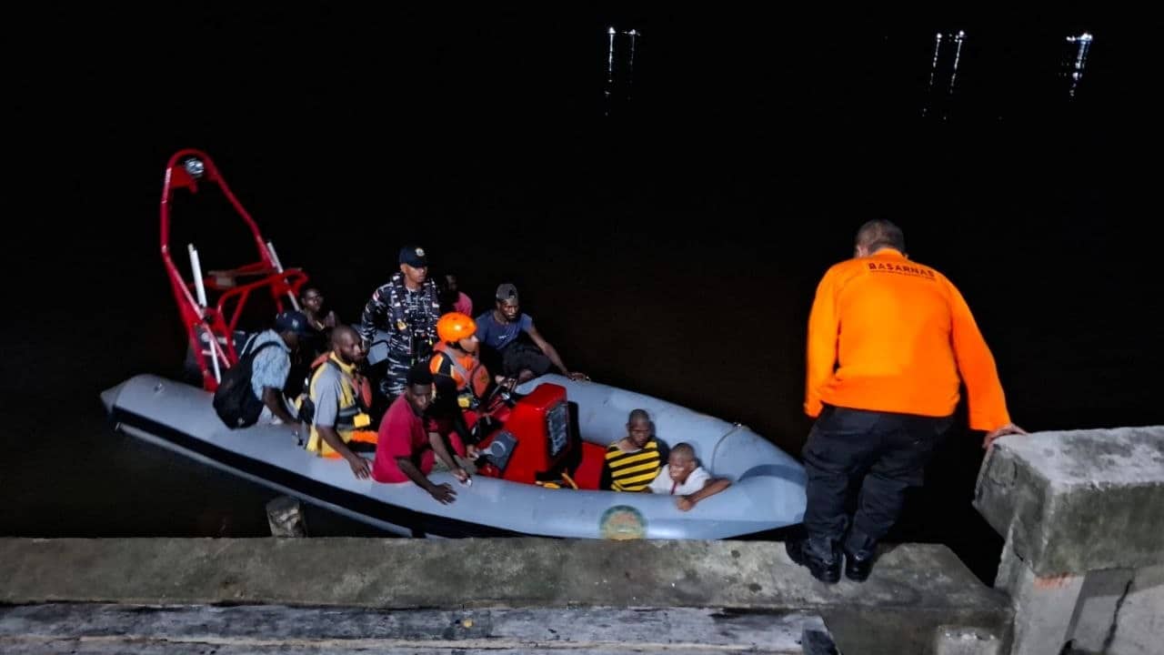 Ilustrasi berita Mimika: Balita 1,5 Tahun Selamat dari Long Boat Tenggelam di Muara Bokap, 8 Penumpang Dievakuasi
