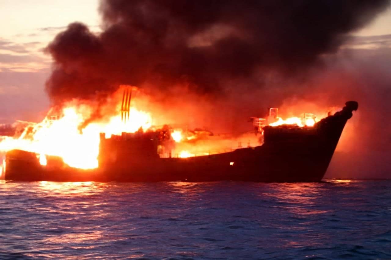 Ilustrasi berita Papua: Seluruh Korban KM Mekar Alam B yang Terbakar Ditemukan Selamat, Nahkoda dan KKM Tetap Menunggu di Laut Arafura