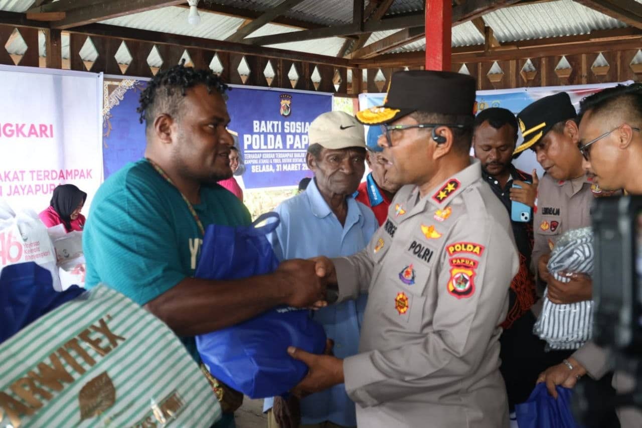 Ilustrasi berita Nasional: Kapolda Papua Tinjau Lokasi Banjir Luapan Danau Sentani dan Salurkan Bantuan Sosial
