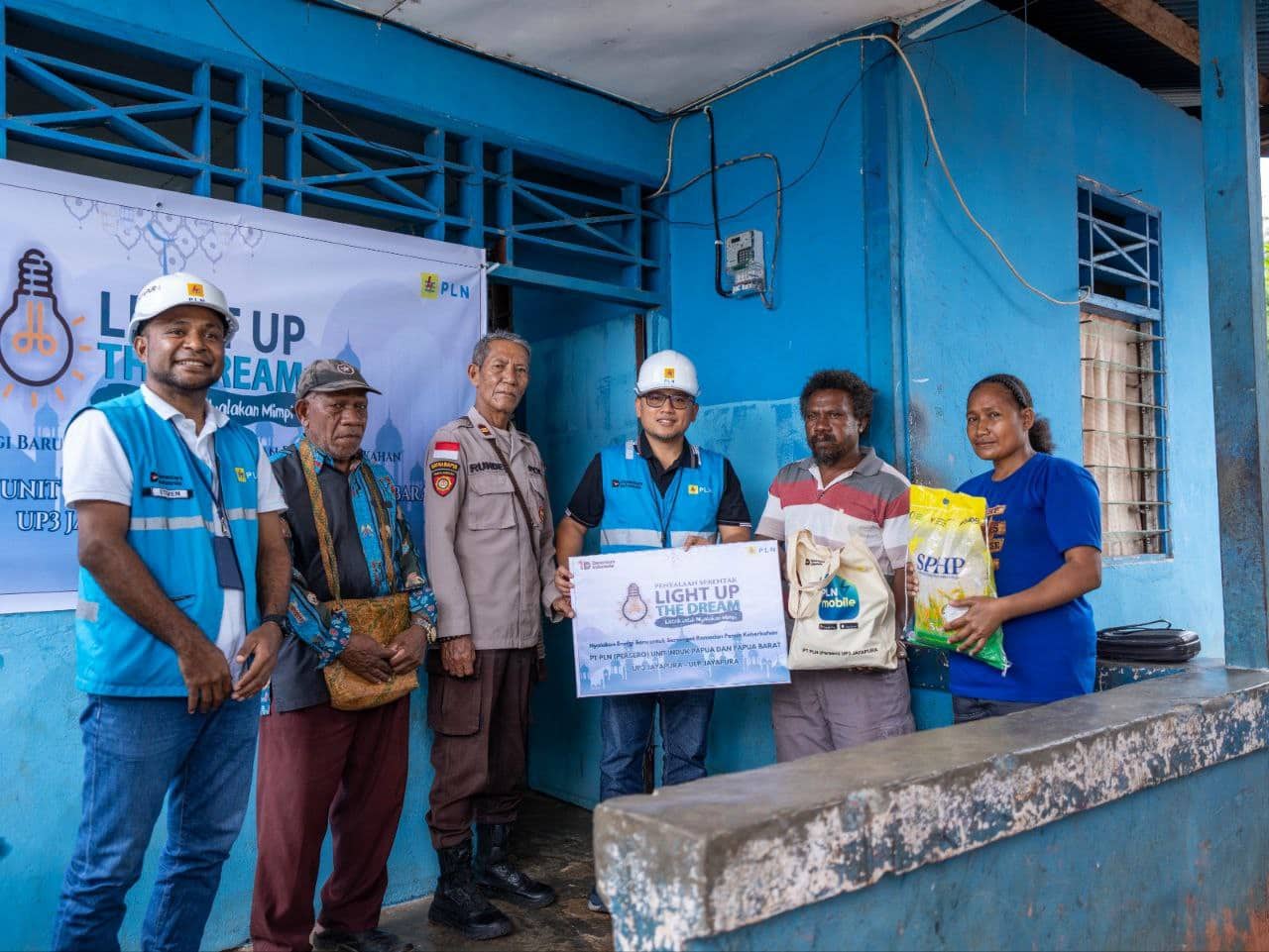 Ilustrasi berita Nasional: Sambut Ramadan Penuh Berkah, Insan PLN Nyalakan Listrik Gratis untuk 35 Rumah Tangga di Tanah Papua