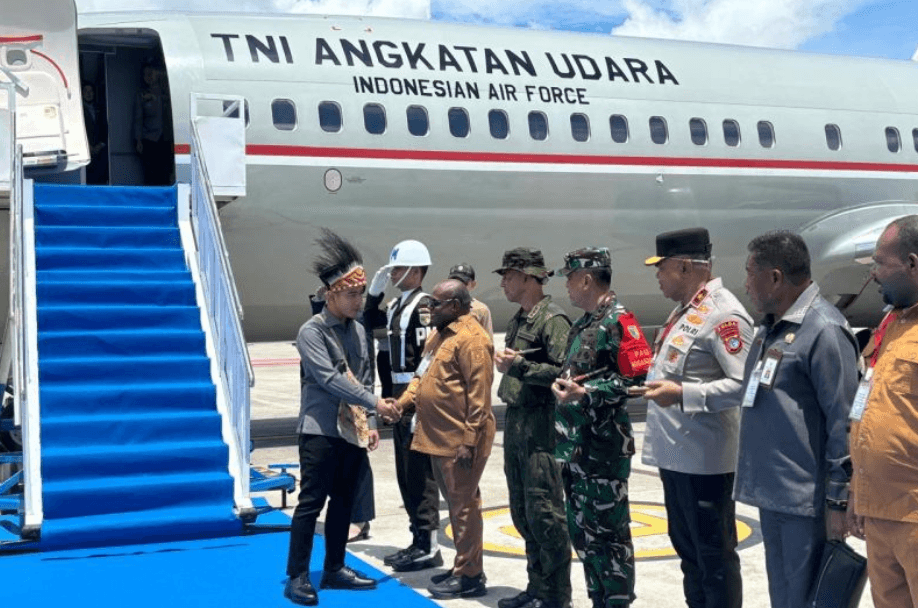 Ilustrasi berita Papua: Wapres Kenakan Atribut Papua saat Awali Kunjungan Kerja di Nabire