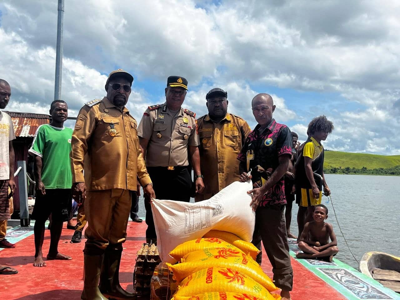 Ilustrasi berita Nasional: Bupati Jayapura Salurkan 30 Ton Beras untuk Warga Terdampak Banjir Danau Sentani