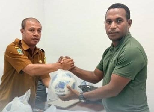 Ilustrasi berita Mimika: Dispora Mimika Serahkan Bantuan Bola Dukung Turnamen Mini Soccer Kapolda Cup 2026