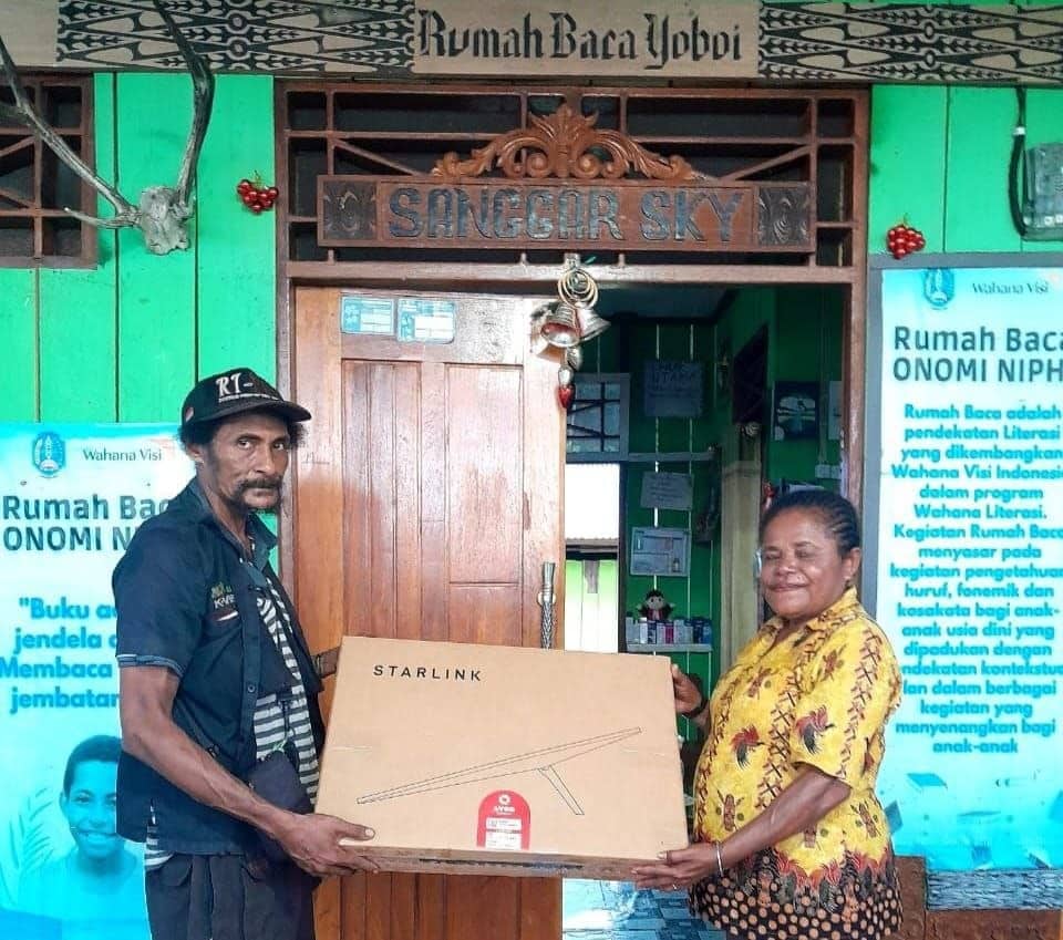 Ilustrasi berita Nasional: Gubernur Papua Berikan Bantuan Internet Satelit Starlink untuk Rumah Baca Kampung Yoboi Sentani