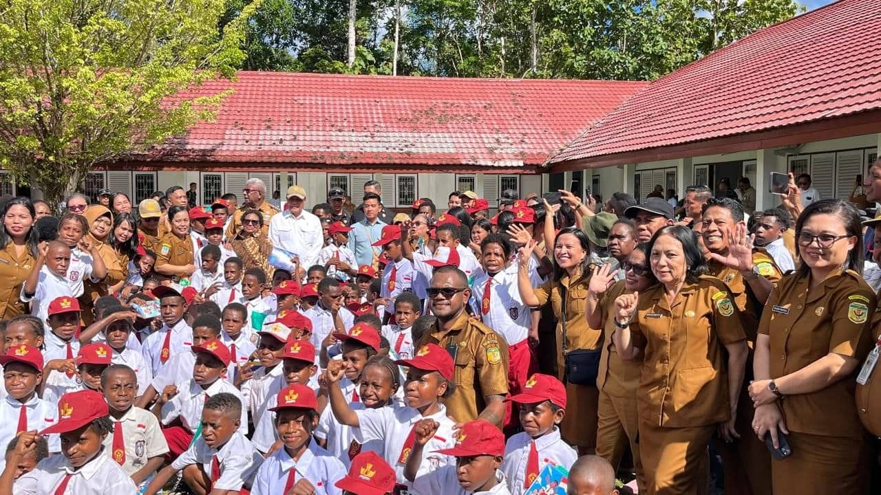 Ilustrasi berita Mimika: Mas Gibran Sambangi Sentral Pendidikan Timika, Sapa Siswa hingga Tinjau Asrama