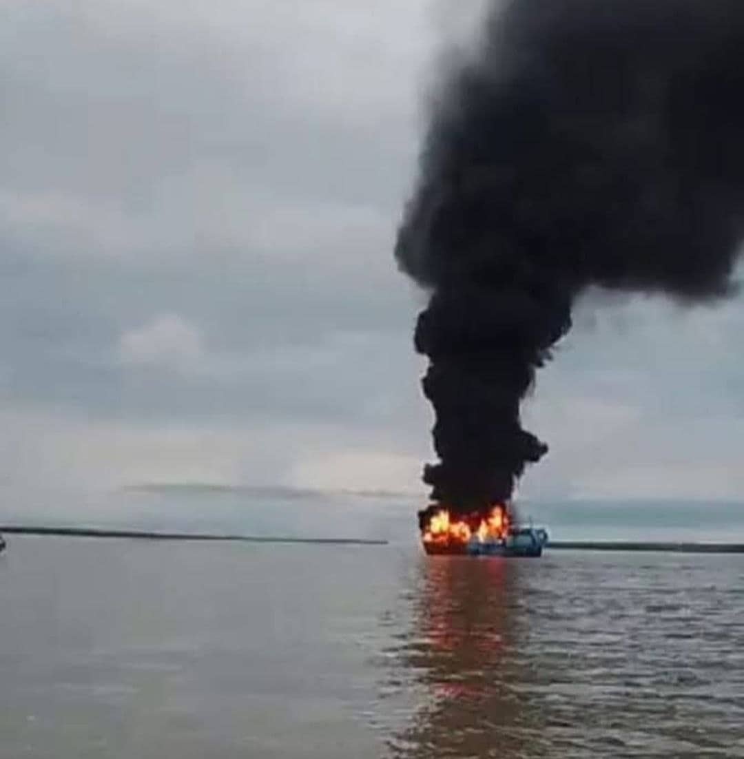 Ilustrasi berita Papua: Kapal Penampung Nelayan di Perairan Muara Safan Merauke Hangus Terbakar, Video Viral di Medsos