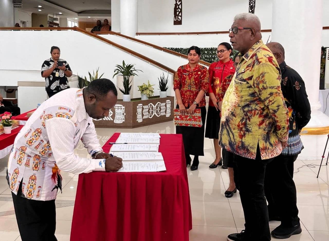 Ilustrasi berita Mimika: 8 Kepala Distrik Resmi Diganti, Bupati John Rettob Pasang 'Strategi Jitu' Agar Selalu Berada di Tempat Tugas