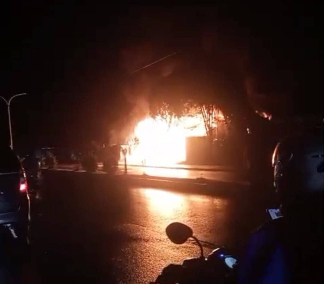 Ilustrasi berita Mimika: Breaking News : Satu Unit Bangunan di Jalan Cenderawasih Timika Hangus Terbakar