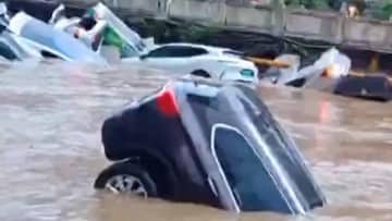 Ilustrasi berita Internasional: Banjir Bandang di Guizhou Hanyutkan Puluhan Kendaraan Warga