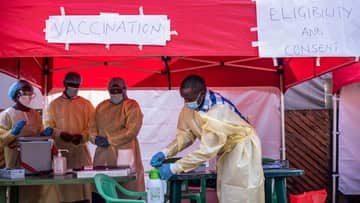 Ilustrasi berita Internasional: Uganda Larang Jabat Tangan dan Pelukan Hadapi Wabah Ebola