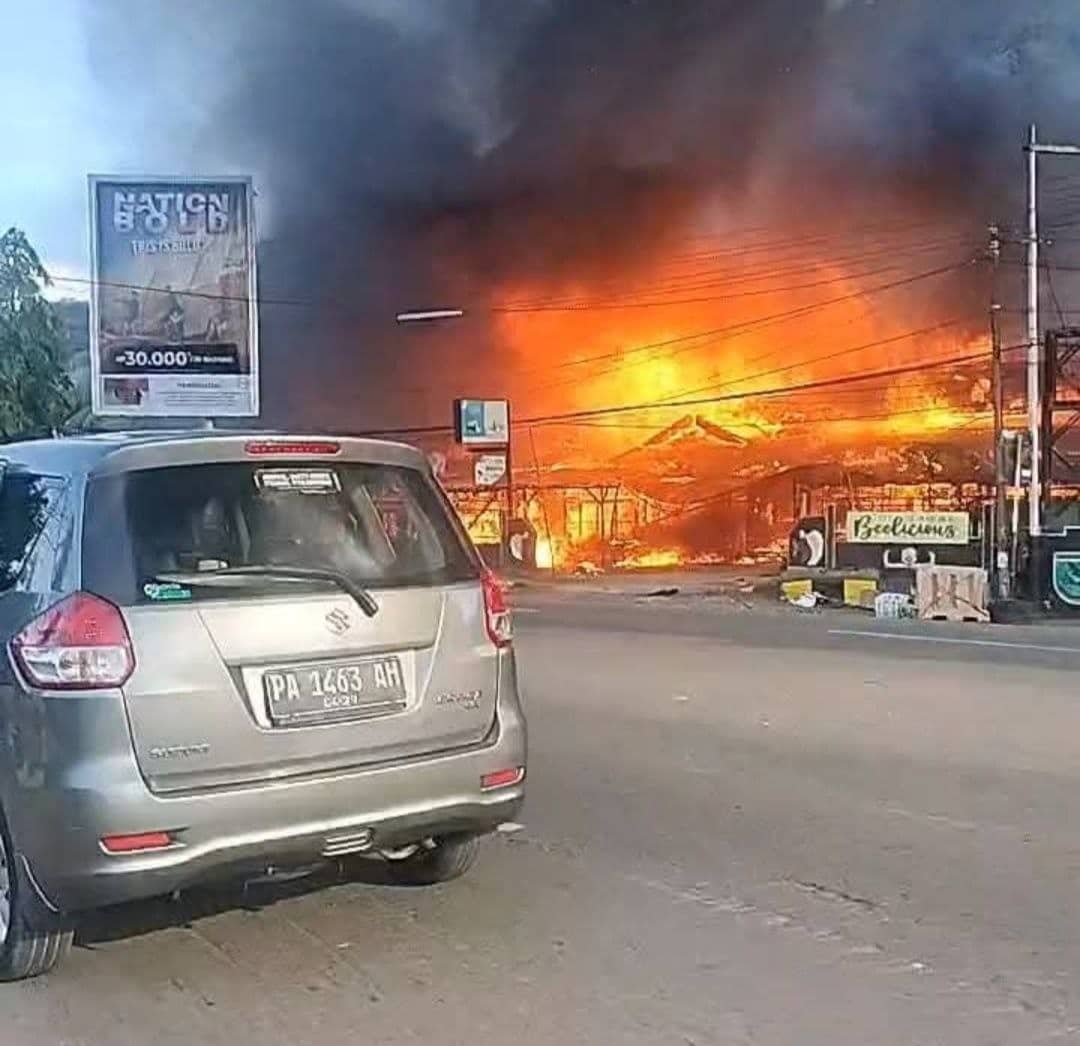 Ilustrasi berita Papua: Bangunan di Depan Denzipur Waena Jayapura Terbakar, Api Cepat Merambat ke Pertokoan