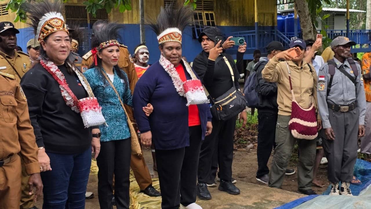 Ilustrasi berita Mimika: TP-PKK dan Dekranasda Mimika Kunjungi Distrik Amar, Suzy Rettob : Kami Datang untuk Melayani Masyarakat