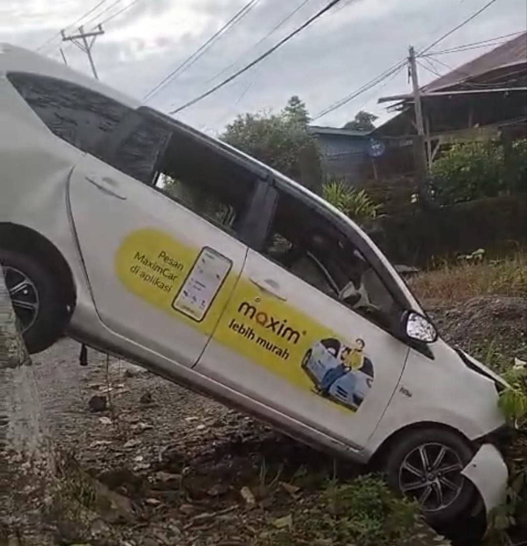 Ilustrasi berita Mimika: Alami Kecelakaan, Mobil Maxim Cium Got Hingga Nungging di Kilo 7 Timika