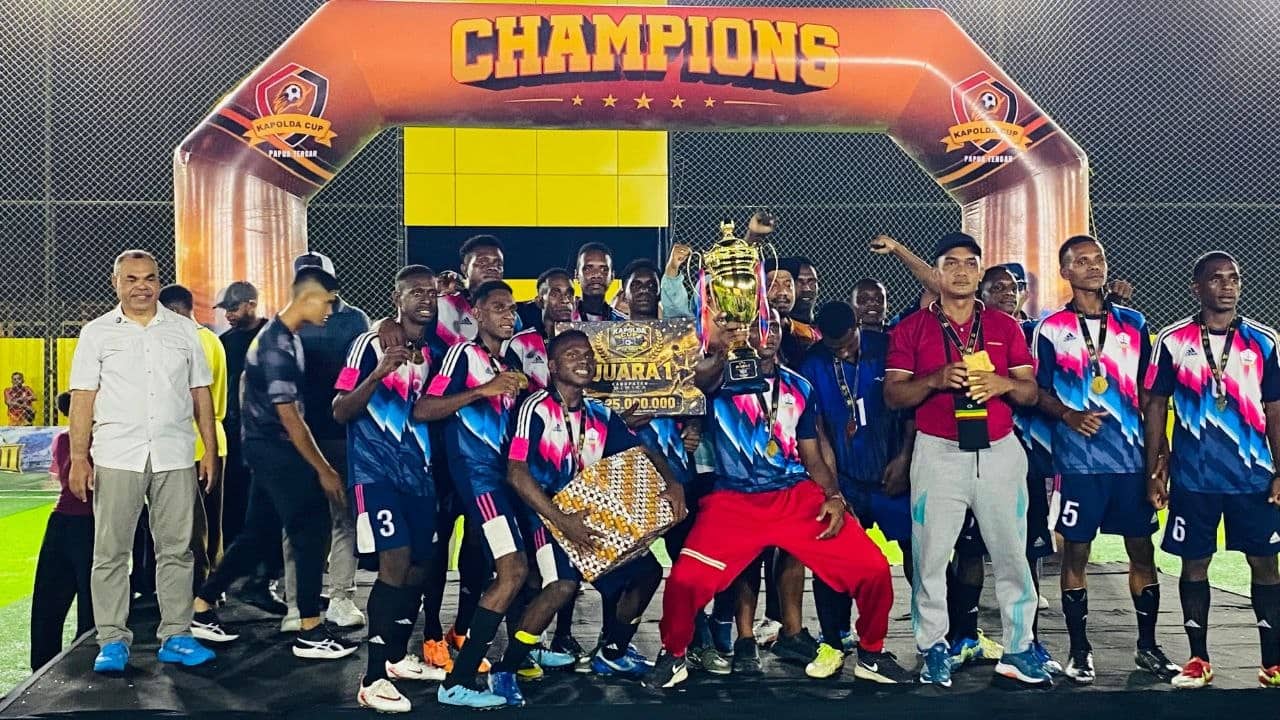 Ilustrasi berita Mimika: Disaksikan Kapolda dan Boaz Sollossa, Anak-anak Kamoro dari SMAN 3 Kokonao Juara Kapolda Cup II Mini Soccer 2026