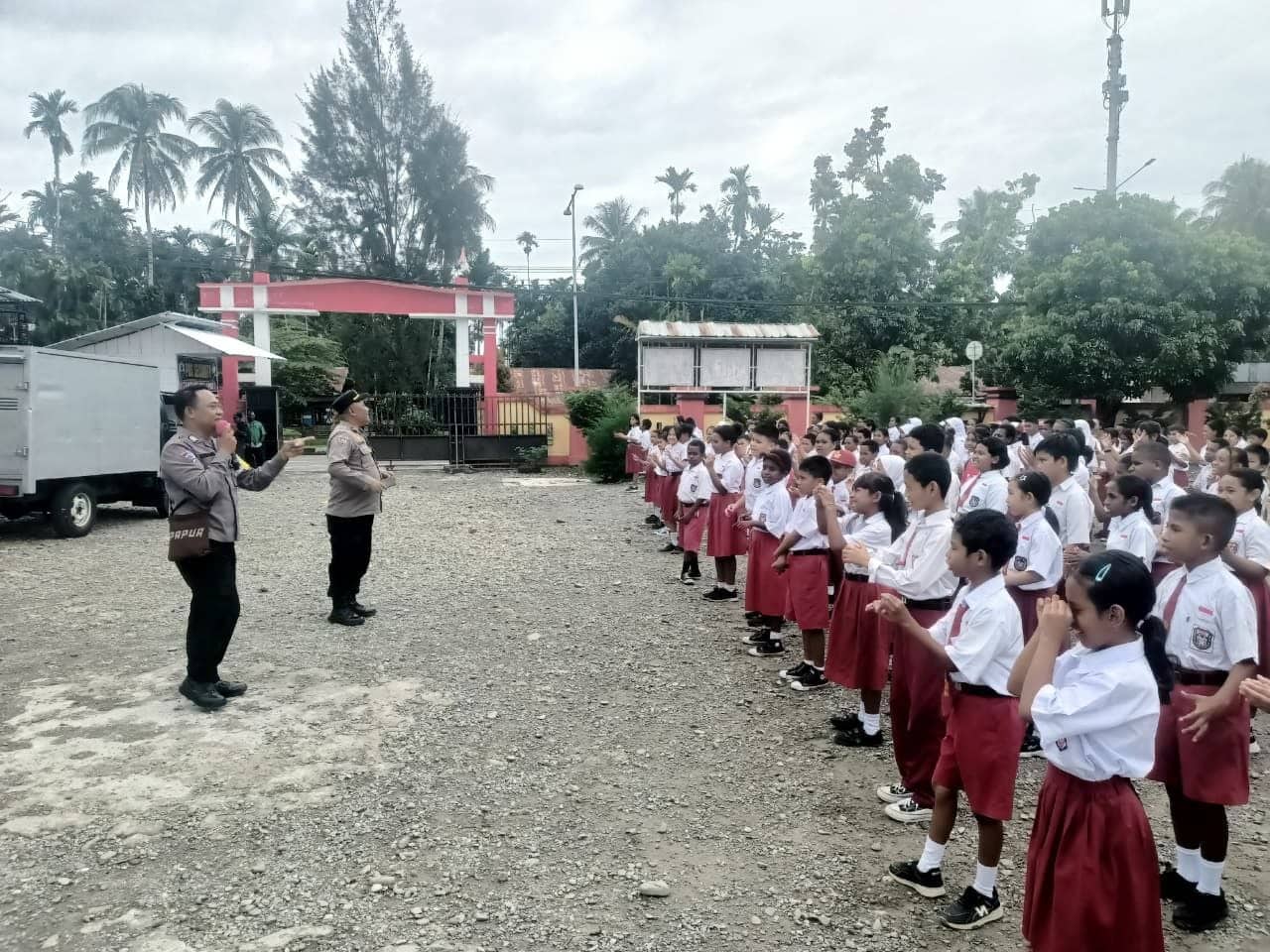 Ilustrasi berita Mimika: Polsek Miru Beri Edukasi Pembentukan Karakter kepada Siswa SDN 4 Mimika